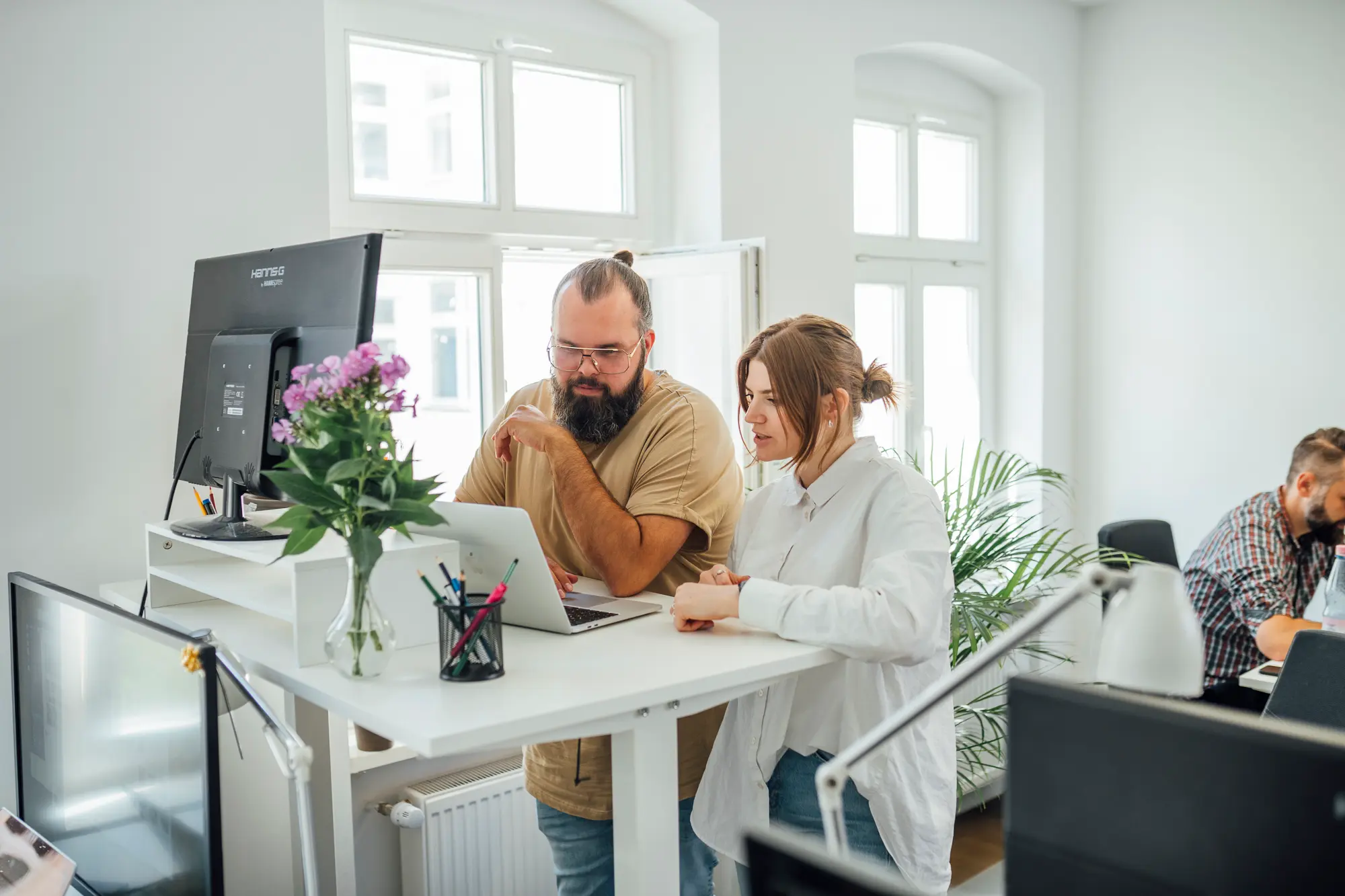 Team analysiert die Darstellung eines Unternehmens in KI-Assistenten