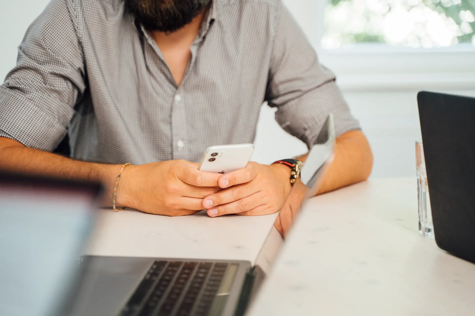 Realer Arbeitsablauf am Schreibtisch als Ausgangspunkt der KI-Agenten-Analyse
