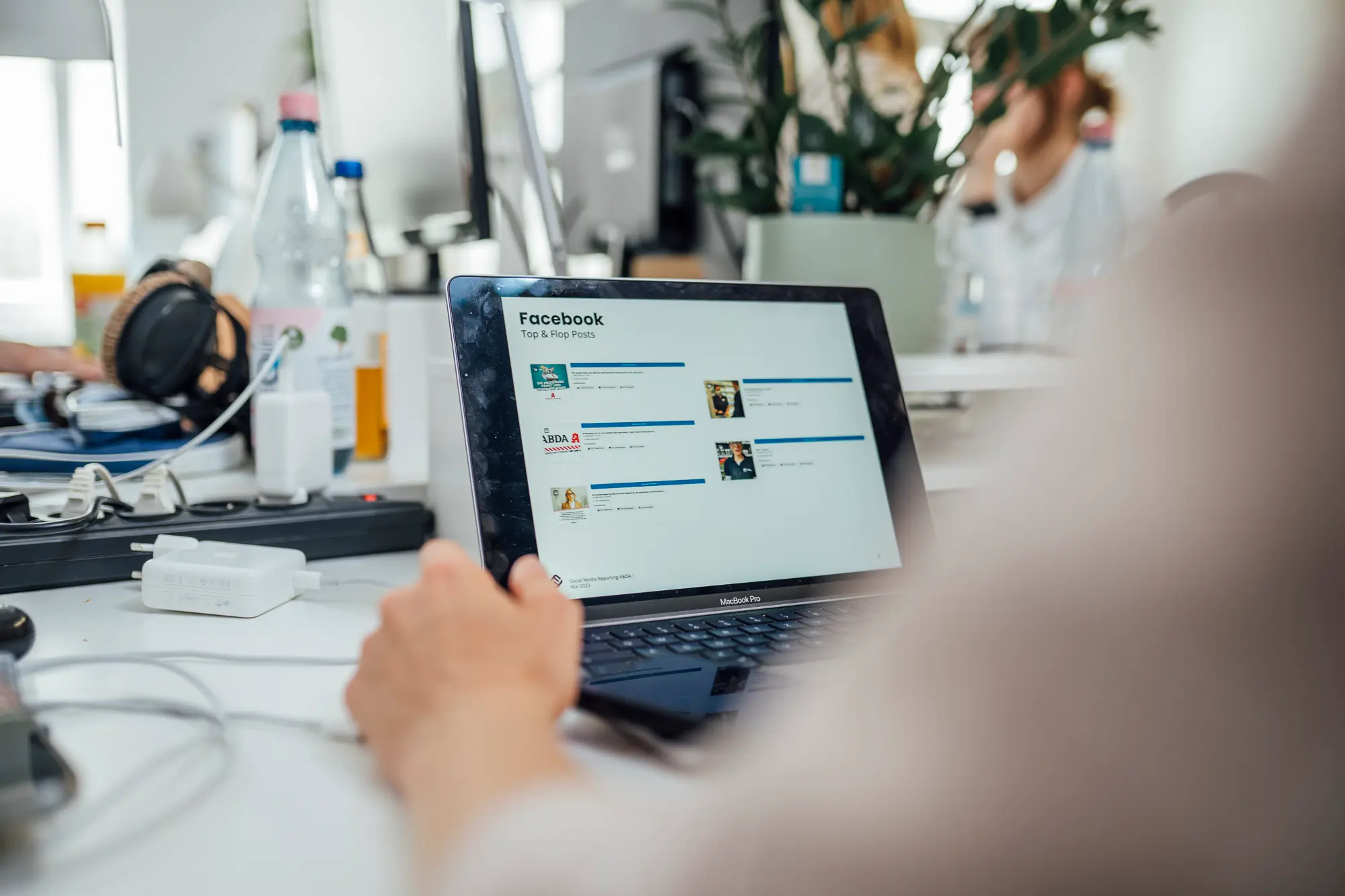 Analyse der Sichtbarkeit einer Marke in KI-Assistenten am Laptop
